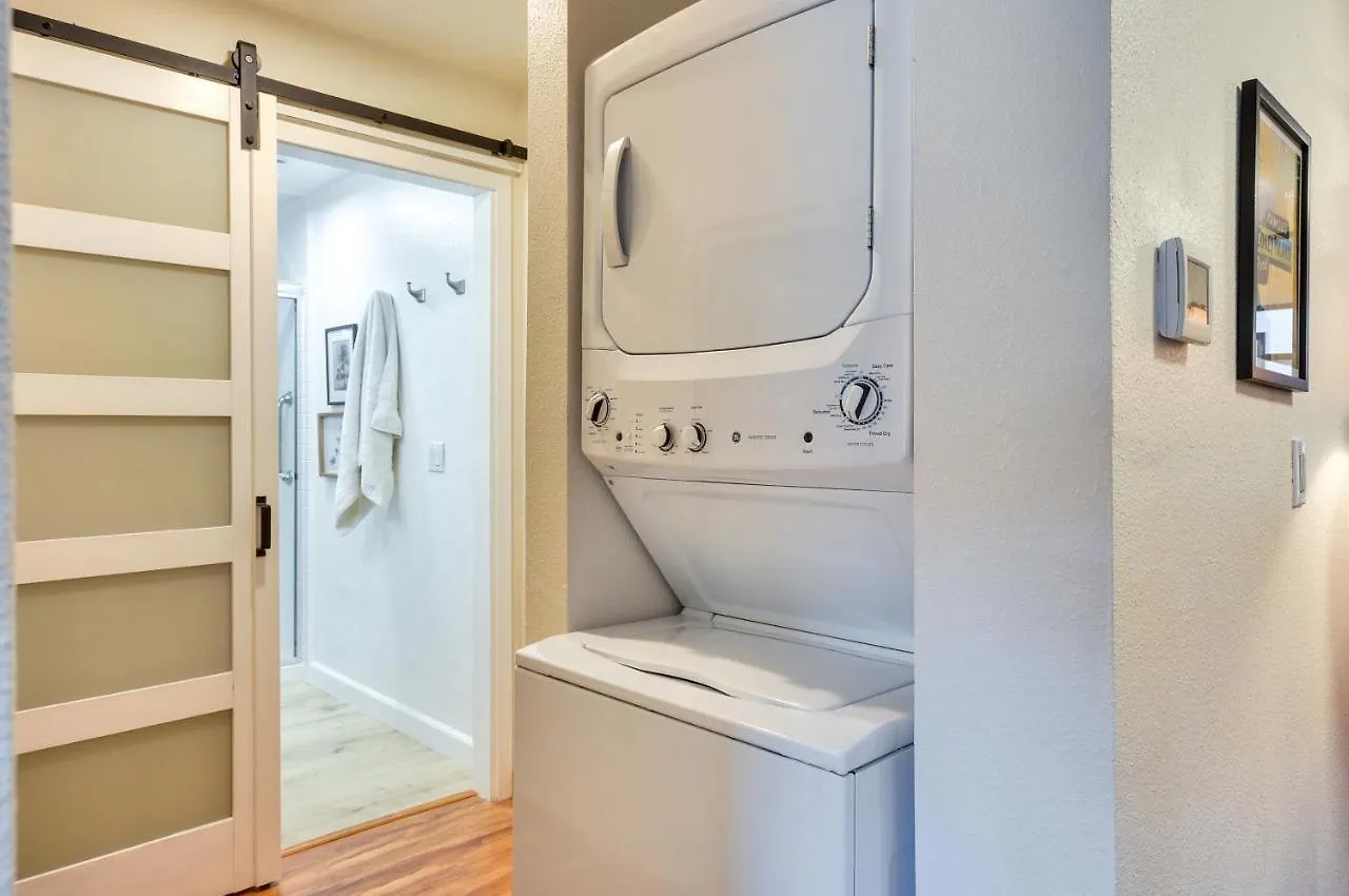Portland Condo With Hot Tub Access, Near Downtown! דירה