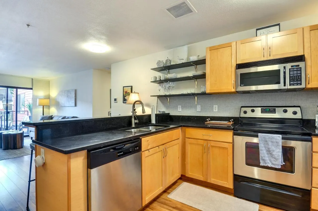 דירה Portland Condo With Hot Tub Access, Near Downtown!