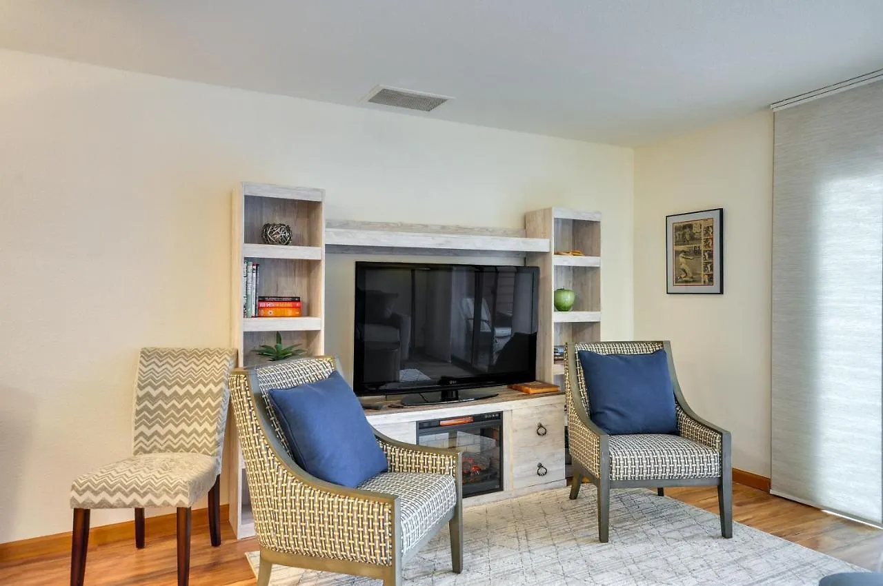Portland Condo With Hot Tub Access, Near Downtown! דירה