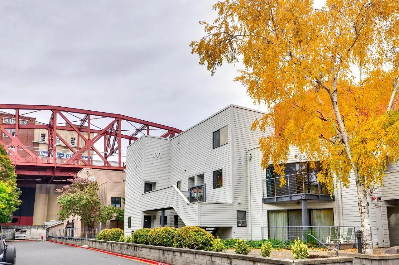 Portland Condo With Hot Tub Access, Near Downtown! דירה